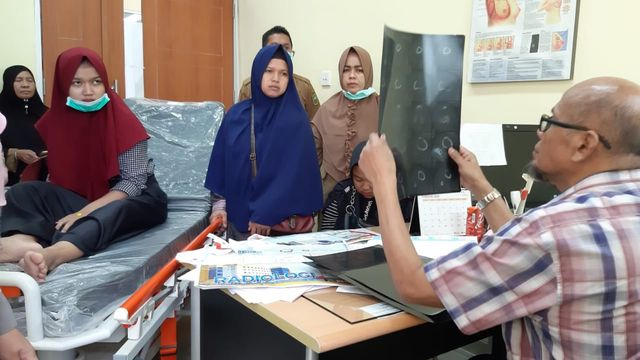 TIM Dokter Rumah Sakit Umum Daerah Arifin Achmad Pekanbaru saat melihat rontgen lutut kakan Risma Rahmadila yang ada tumornya. 
