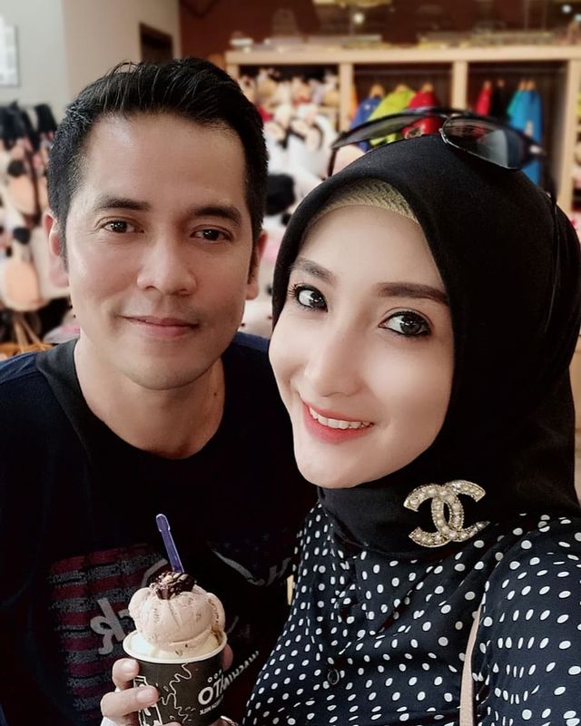 Chaca Thakya dan sang suami Ricky Perdana. (Foto: Instagram @chacathakya)
