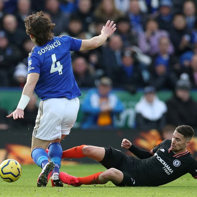 Pemain Chelsea, Jorginho, melepas tekel kepada pemain Leicester City. Foto: REUTERS/Chris Radburn