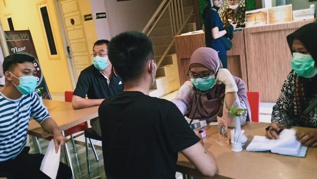 Petugas kesehatan di Ternate, saat memeriksa kesehatan para WNA yang berada di Hotel Muara Iin, Ternate, Sabtu (1/2/2020). Foto: Istimewa.