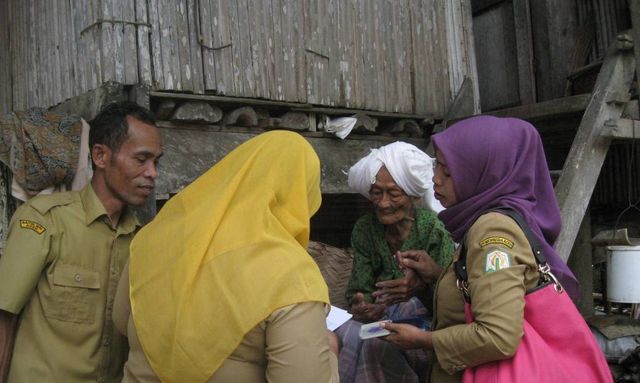 Seorang fakir uzur di Aceh menerima zakat dari Baitul Mal Aceh. Foto: Dok. BMA