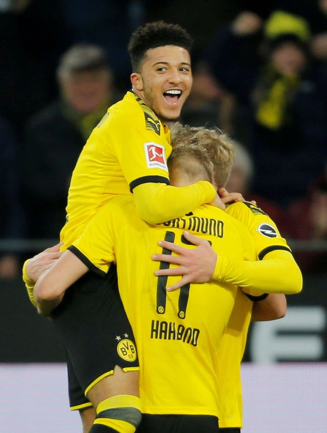 Jadon Sancho dan Erling Haaland merayakan gol. Foto: REUTERS/Leon Kuegeler 