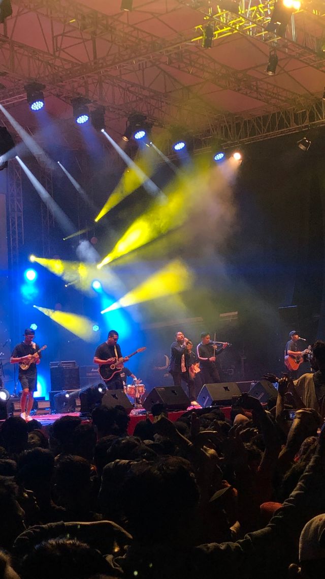 Aksi panggung Guyon Waton di Pucuk Cool Jam 2020, Sabtu (1/2). 
 Foto: Regina Kunthi Rosary/kumparan