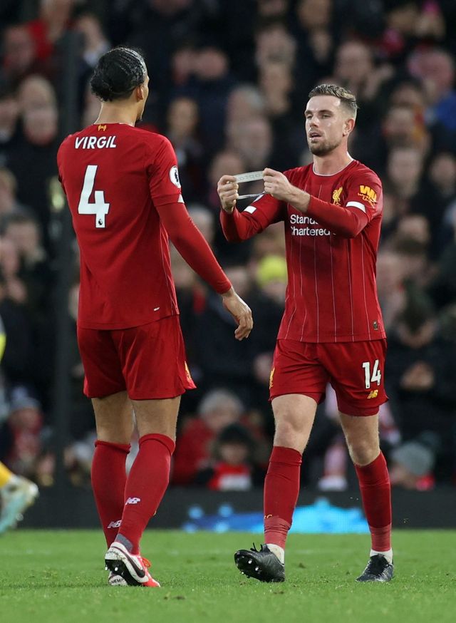 Virgil van Dijk dan Jordan Henderson di laga Liverpool vs Southampton. Foto: Reuters/Carl Recine