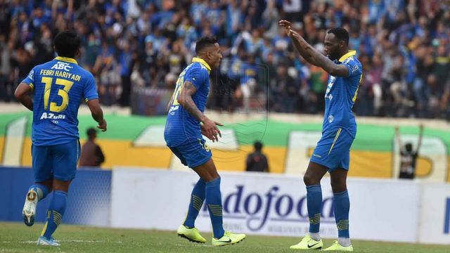 Penyerang Persib, Geoffrey Castillion (kanan) melakukan selebrasi saat jumpa Melaka United. Foto: Dok. Media Persib