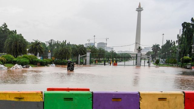 Ilustrasi Genangan air terlihat di kawasan Monas, Jalan Medan Merdeka Barat, Jakarta. Foto: ANTARA FOTO/Hafidz Mubarak A