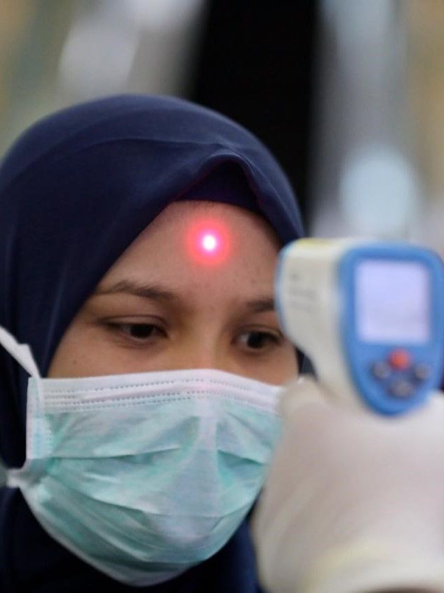 Pemeriksaan penumpang untuk antisipasi Virus Corona di Bandara Sultan Iskandar Muda, Aceh Besar. Foto: Suparta/acehkini 