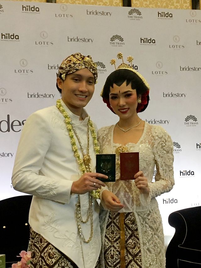 Isyana Sarasvati dan Rayhan Maditra menujukkan buku nikahnya, Trans Luxury Hotel, Bandung, Jawa Barat, Minggu (2/2). Foto: Giovanni/kumparan