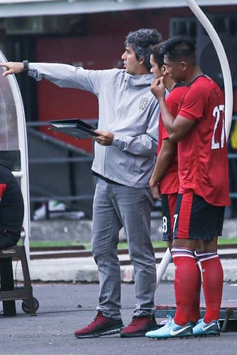 Pelatih Bali United mengarahkan pemain saat menjalani laga uji tanding vs Persela Lamongan.
 Foto: Dok. Media Bali United
