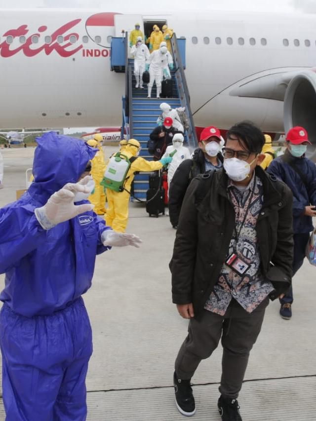 WNI dari Wuhan tiba di Bandara Hang Nadim, Batam, Kepulauan Riau, Minggu (2/2).  Foto: Dok. Kemlu