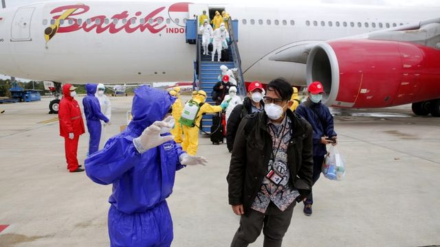 WNI dari Wuhan tiba di Bandara Hang Nadim, Batam, Kepulauan Riau, Minggu (2/2).  Foto: Dok. Kemlu