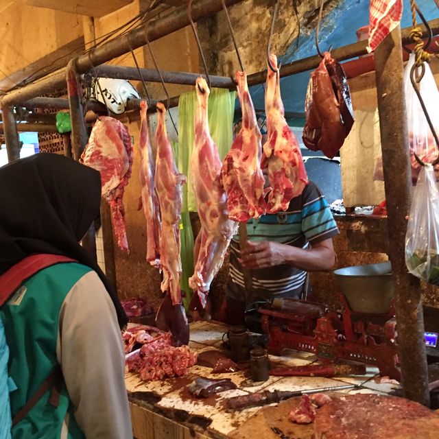 Pedagang daging di Pasar Minggu, Jakarta Selatan. Foto: Muhammad Darisman/kumparan