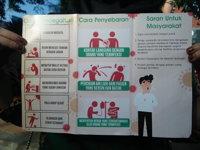 Mahasiswa Ubaya Beri Edukasi Warga Soal Virus Corona (181079)