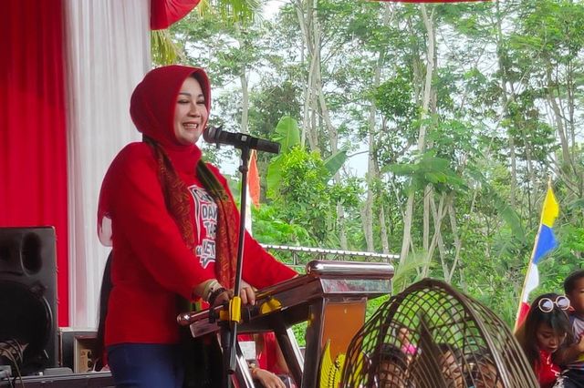 Bupati Klaten, Sri Mulyani, saat memberikan sambutan dalam acara Pesta Makan Durian 2020 di Klaten, Jawa Tengah, Minggu (2/2/2020). Foto: Sulistyawan