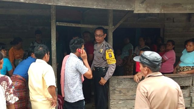 Polisi saat meninjau rumah korban suami istri yang bunuh diri minum racun, di Labuhan Batu, Sumatera Utara. Foto: Dok. Istimewa