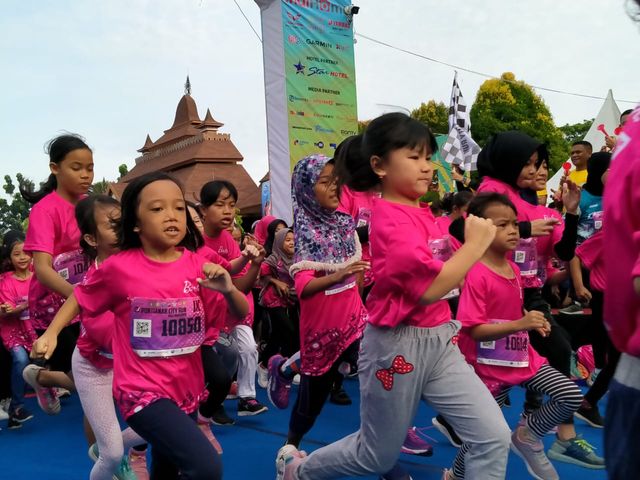 Anak-anak begitu antusias mengikuti Pontianak City Run, Minggu (2/2). Foto: Lydia Salsabilla/Hi!Pontianak