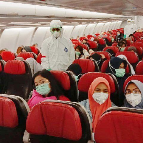 Suasana di dalam pesawat saat evakuasi WNI dari Wuhan menuju Batam.  Foto: Twitter/ @PKK Kemenkes