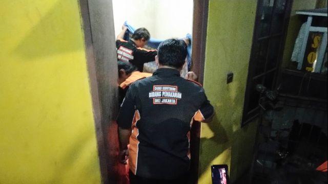 Petugas mengevakuasi mayat wanita.  Foto: Fachrul Irwinsyah/kumparan