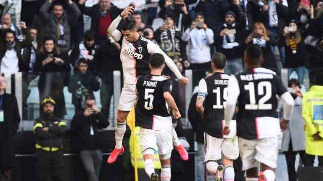 Cristiano Ronaldo dan para pemain Juventus lain merayakan gol.. Foto: REUTERS/Massimo Pinca