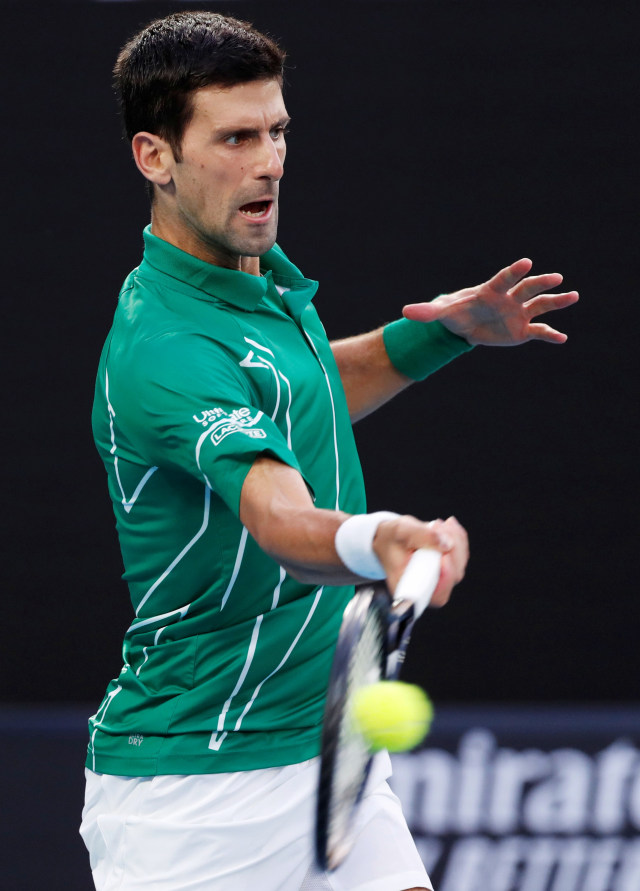 Petenis Novak Djokovic berusaha membalikkan bola pada pertandingan final Australia Open 2020 di Melbourne Park, Australia.  Foto: REUTERS / Issei Kato