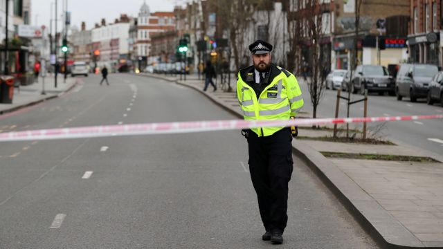 Polisi berjaga di dekat lokasi seorang pria ditembak petugas bersenjata di Streatham, London, Inggris. Foto: REUTERS / Antonio Bronic