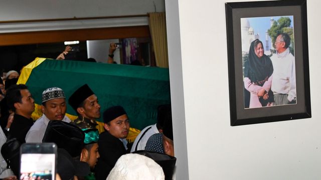 Sejumlah kerabat mengangkat keranda berisi jenazah�KH Salahuddin Wahid atau Gus Sholah atau Gus Sholah di rumah duka di Mampang Prapatan. Foto: ANTARA FOTO/Aditya Pradana Putra