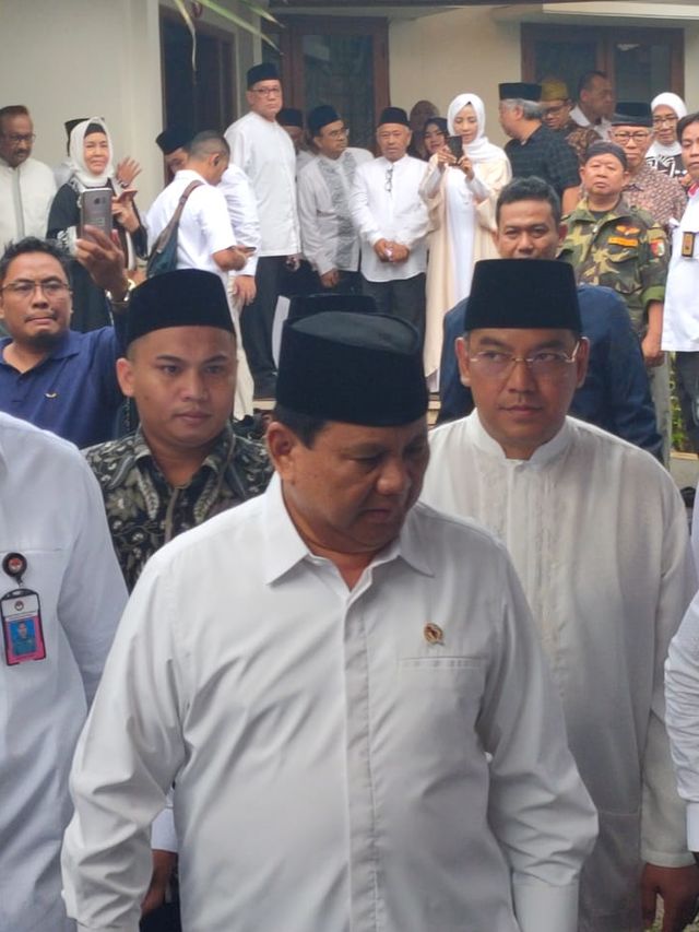 Menteri Pertahanan Prabowo Subianto tiba di rumah duka Gus Sholah, Tendean, Senin (3/2).
 Foto: Abyan Faisal/kumparan
