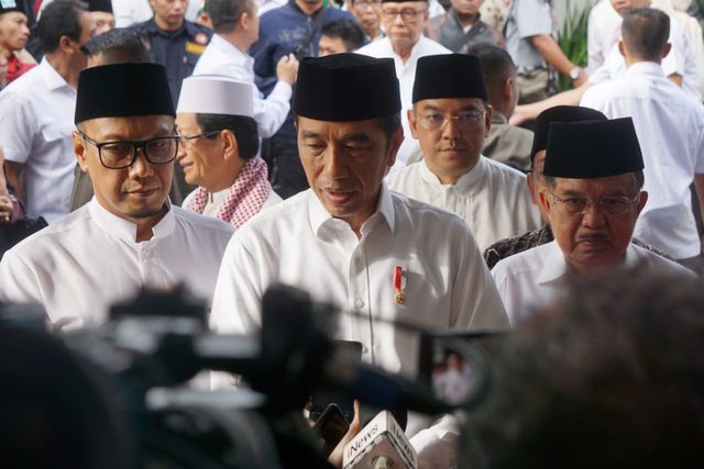 Presiden Joko Widodo memberi keterangan kepada wartawan di rumah duka Gus Sholah. Foto: Fanny Kusumawardhani/kumparan