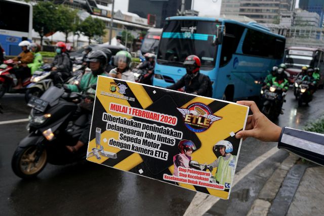 Polisi melakukan sosialisasi ETLE untuk sepeda motor di Simpang Sarinah, Jakarta, Senin (3/1/2020).
 Foto: Jamal Ramadhan/kumparan