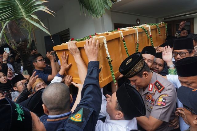 Jenazah Gus Sholah diberangkatkan menuju Halim