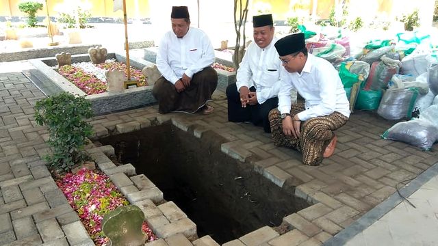 Penggalian Liang Lahat Gus Sholah