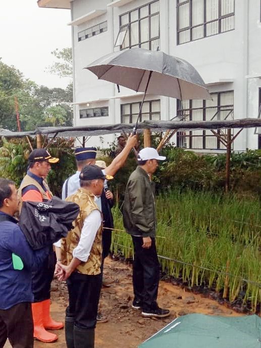 Presiden Joko Widodo kunjungi Desa Pasir Madang, Kecamatan Sukajaya, Bogor, Senin (3/2/2020). Foto: Fahrian Saleh/kumparan