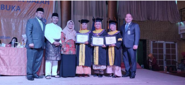 Sejumlah wisudawan dan wisudawati Universitas Terbuka (UT) Kota Batam bersama pimpinan UT (Foto: Dyah/Batamnews)