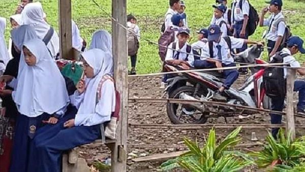 Siswa siswi SMPN 22 Bulukumba terlantar karena sekolahnya disegel pemilik lahan, Senin (3/1). (Makassar Indeks/Alim).