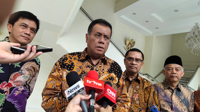 Rektor Universitas, Prof Ari Kuncoro (kedua dari kiri) menjawab pertanyaan wartawan di Kantor Wapres RI, Merdeka Utara, Jakarta Pusat. Foto: Aprilandika Pratama/kumparan
