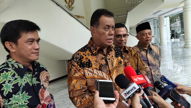 Rektor Universitas, Prof Ari Kuncoro (kedua dari kiri) menjawab pertanyaan wartawan di Kantor Wapres RI, Merdeka Utara, Jakarta Pusat. Foto: Aprilandika Pratama/kumparan