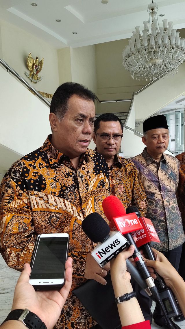 Rektor Universitas, Prof Ari Kuncoro (kiri) menjawab pertanyaan wartawan di Kantor Wapres RI, Jakarta Pusat. Foto: Aprilandika Pratama/kumparan