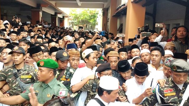 sambut jenazah Gus Sholah di Jombang