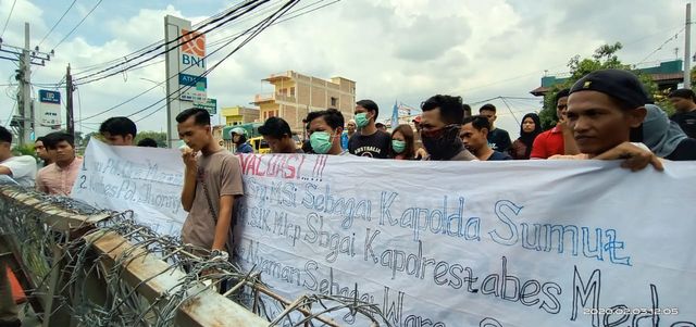 Massa AMP Sumut unjuk rasa di depan Mapolda Sumut. Foto: Istimewa