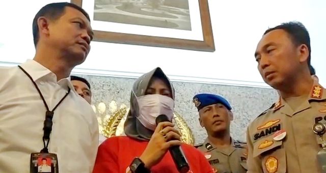 Pemilik akun Facebook Zikria Dzatil pelaku penghina Wali Kota Surabaya, Tri Rismaharini. Foto: Yuana Fatwalloh/kumparan