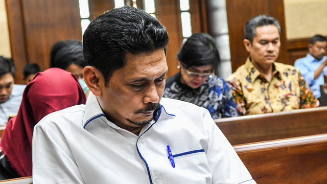 Darman Mappangara bersiap menjalani sidang lanjutan di Pengadilan Tipikor, Jakarta, Senin (3/2). Foto: ANTARA FOTO/Muhammad Adimaja