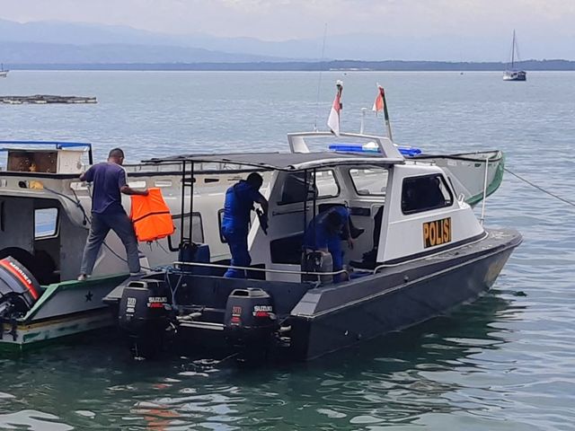 Tim SAR gabungan melakukan upaya pencarian terhadap salah seorang warga yang hilang di Perairan Pulau Buru, Senin (3/2) (Foto: ist/ambonnesia)