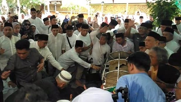 pemakaman Gus Sholah