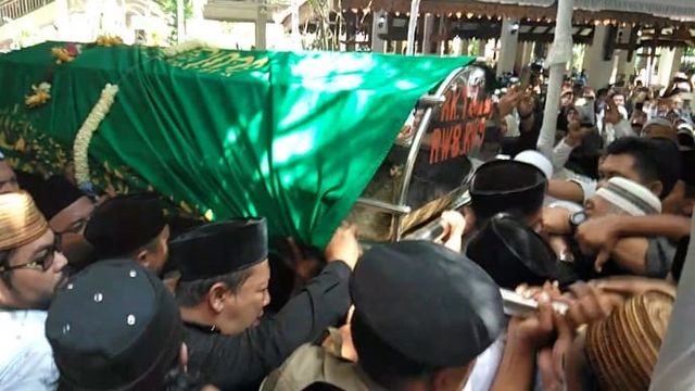 pemakaman Gus Sholah