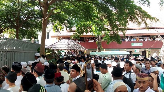 pemakaman Gus Sholah