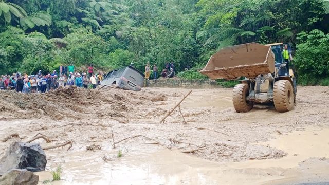 Pembersihan material longsor oleh petugas (Foto: Dok. BPBD Kabupaten Limapuluh Kota)