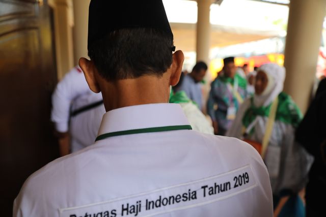 Ilustrasi petugas haji saat melayani jemaah haji 2019 lalu di Asrama Haji Aceh, Banda Aceh. Foto: Husaini/acehkini