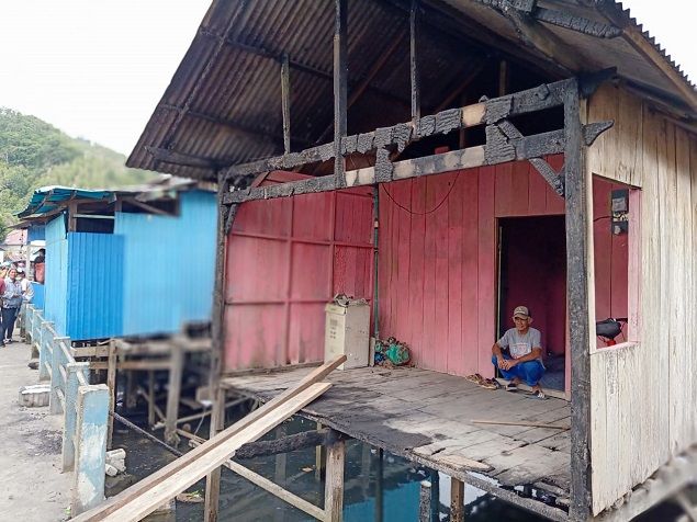 Rumah Adam Jumadil (67), salah satu rumah yang lolos dari peristiwa kebakaran besar di Kompleks Pelabuhan, Kelurahan Sidoarjo, Kecamatan Baolan, Kabupaten Tolitoli, Sulteng, yang terjadi pada Minggu malam (2/2). Foto: Moh. Sabran/PaluPoso