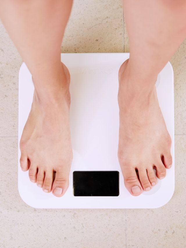 Ilustrasi wanita menimbang berat badan. Foto: Shutter Stock