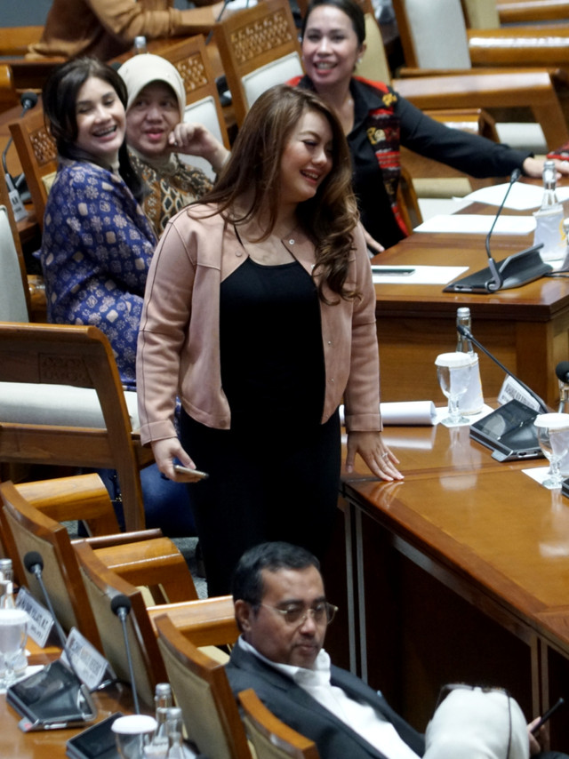 Anggota DPR RI Hillary Brigitta Lasut saat rapat paripurna keputusan laporan komisi III calon hakim agung dan calon hakim AD HOC, di gedung DPR RI, Jakarta. Foto: Helmi Afandi/kumparan